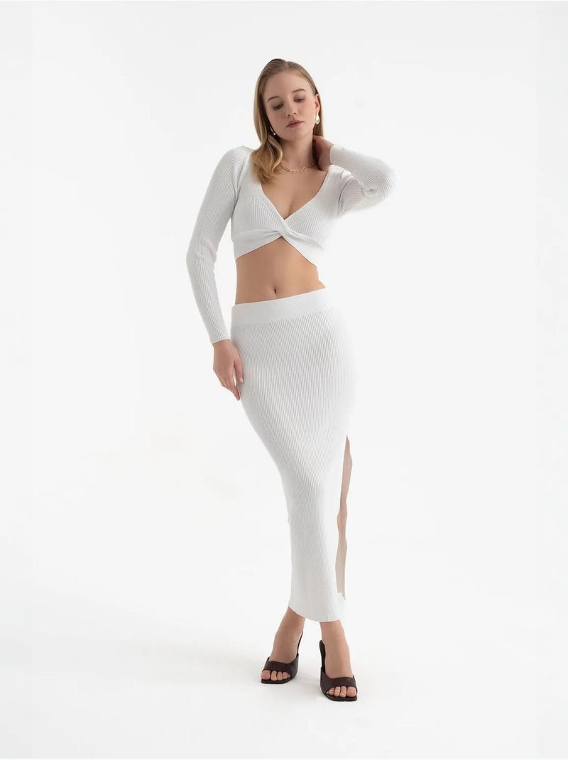 2 pezzi: top corto a maniche lunghe con scollo a V e gonna lunga con spacco a vita alta Bianco - Kiabi