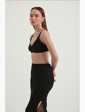 2 pezzi: top corto aderente con scollo a v e maxi vita alta con spacco laterale hiccup