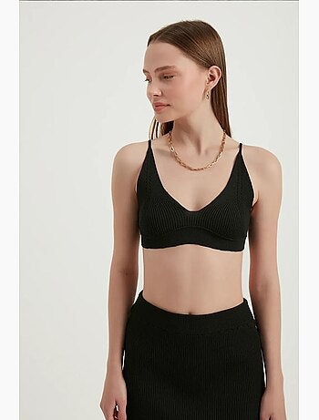 2 pezzi: top corto aderente con scollo a v e maxi vita alta con spacco laterale hiccup