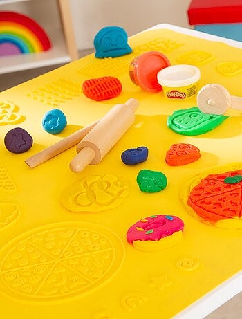 6 vasetti di pasta modellabile + tavolo e sedia bambini + tappetino e accessori "Roba x Play‑Doh