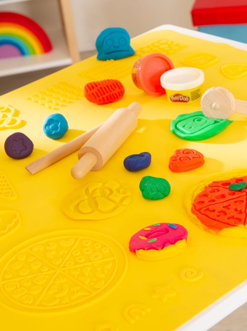 6 vasetti di pasta modellabile + tavolo e sedia bambini + tappetino e accessori "Roba x Play‑Doh" - Kiabi