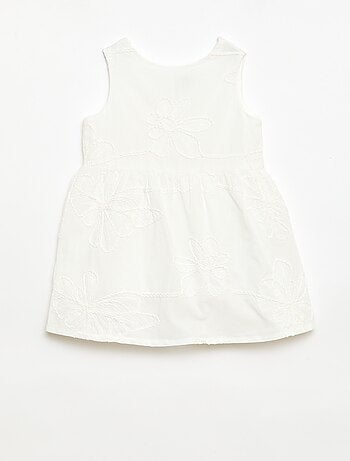 Abito con ricami floreali