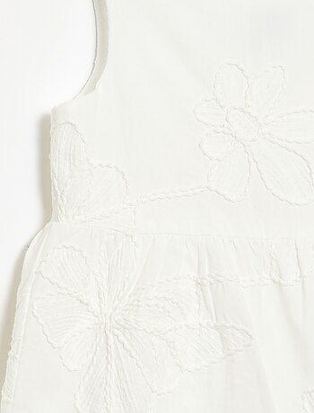 Abito con ricami floreali