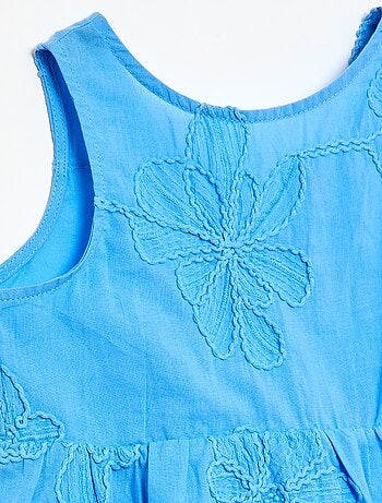 Abito con ricami floreali