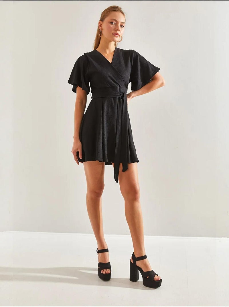 Abito con scollo a v e cintura annodata in vita con pantaloncini bianco lucci Nero - Kiabi