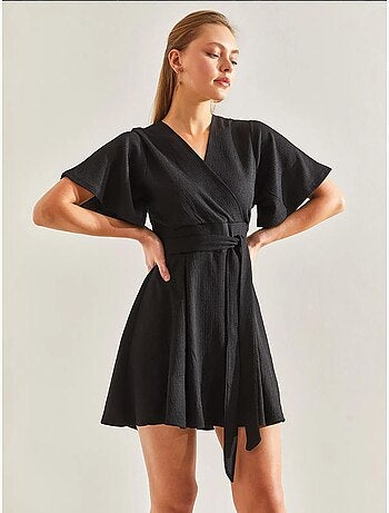 Abito con scollo a v e cintura annodata in vita con pantaloncini lucci