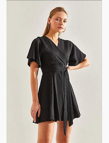 Abito con scollo a v e cintura annodata in vita con pantaloncini lucci