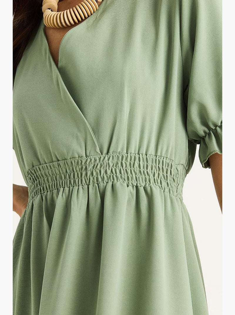 Abito con scollo a v, vita arricciata e maniche elastiche lucci Verde pastello - Kiabi