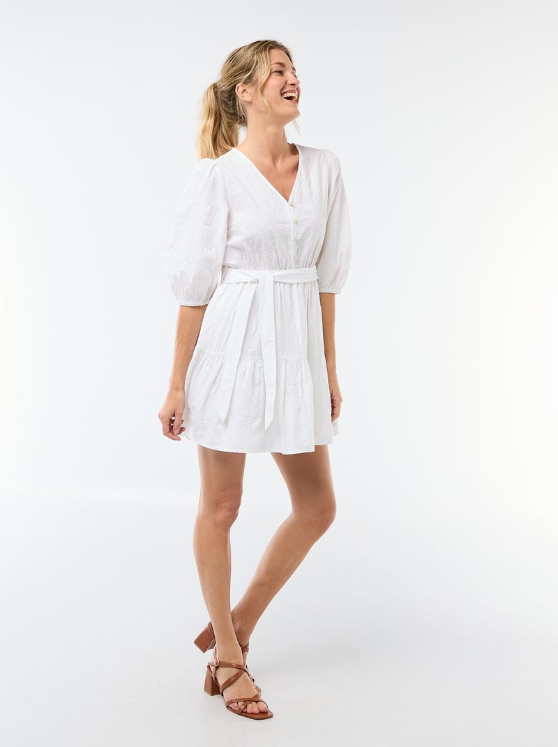 Abito corto a balze con ricami inglesi Bianco - Kiabi