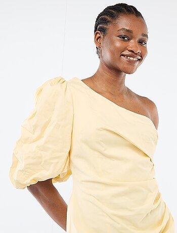 Abito corto con collo asimmetrico