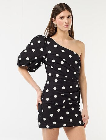 Abito corto con collo asimmetrico