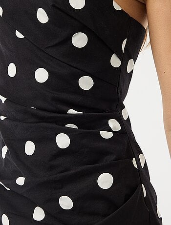 Abito corto con collo asimmetrico