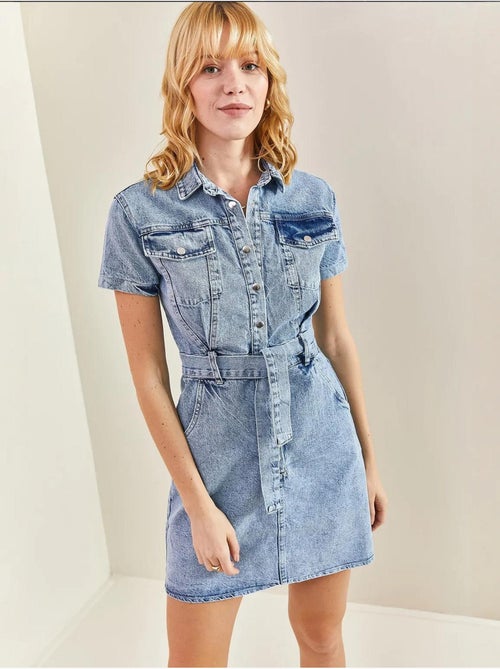 Abito in denim con bottoni automatici e cintura bianco lucci - Kiabi Abito in denim con bottoni automatici e cintura bianco lucci - Kiabi