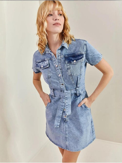 Abito in denim con bottoni automatici e cintura lucci - Kiabi Abito in denim con bottoni automatici e cintura lucci - Kiabi