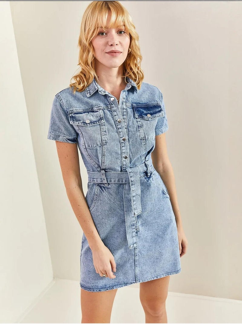 Abito in denim con bottoni automatici e cintura lucci Blu chiaro - Kiabi