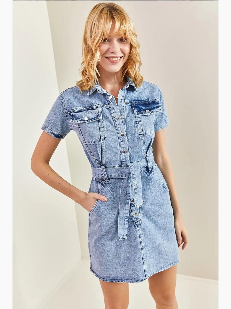 Abito in denim con bottoni automatici e cintura lucci Blu chiaro - Kiabi