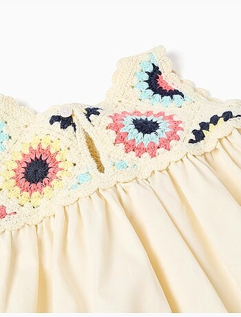 Abito in doppio tessuto con fiori all'uncinetto
