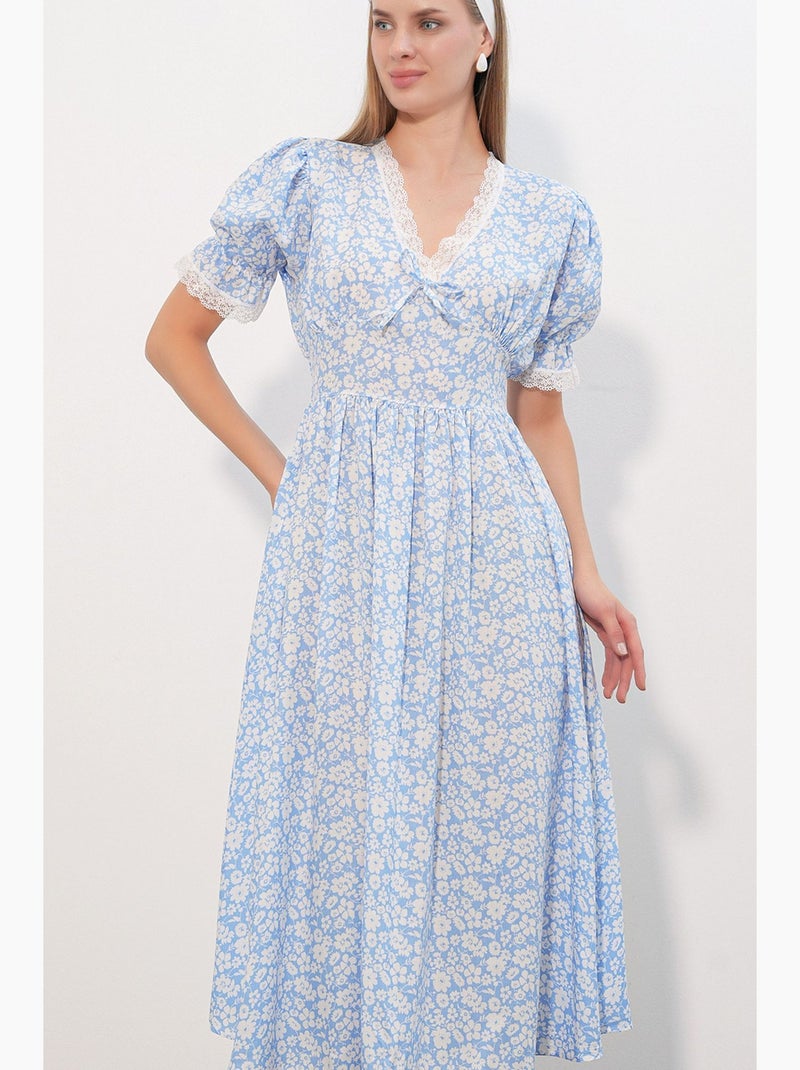 Abito in maglia midi a linea a con scollo a v e fiori bdart Blu cielo - Kiabi