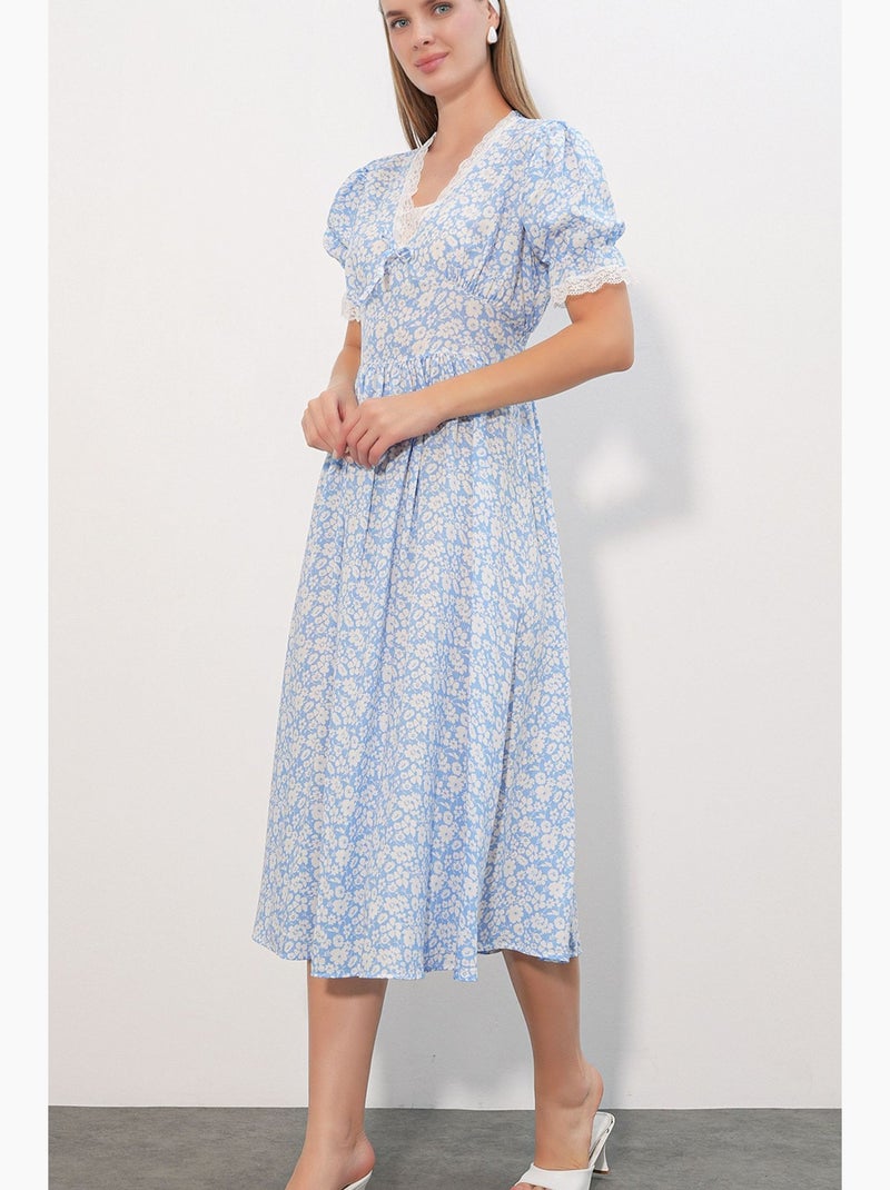 Abito in maglia midi a linea a con scollo a v e fiori bdart Blu cielo - Kiabi