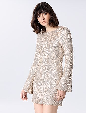 Abito in paillettes con schiena scoperta