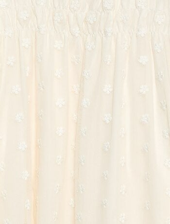 Abito in tulle con ricami di fiori