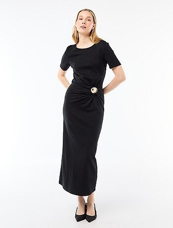 Abito lungo con drappeggio e dettaglio gioiello