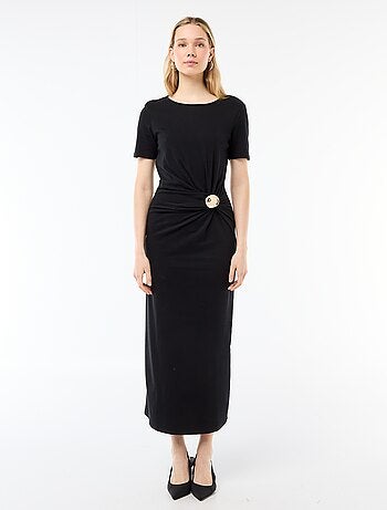 Abito lungo con drappeggio e dettaglio gioiello