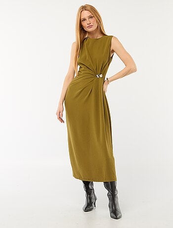 Abito lungo con taglio drappeggiato e dettaglio gioiello in vita