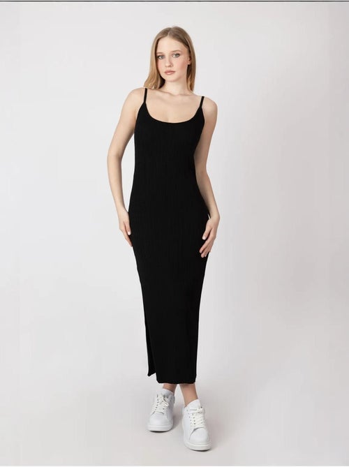 Abito lungo in maglia con scollo a barchetta e spalline sottili hiccup - Kiabi Abito lungo in maglia con scollo a barchetta e spalline sottili hiccup - Kiabi