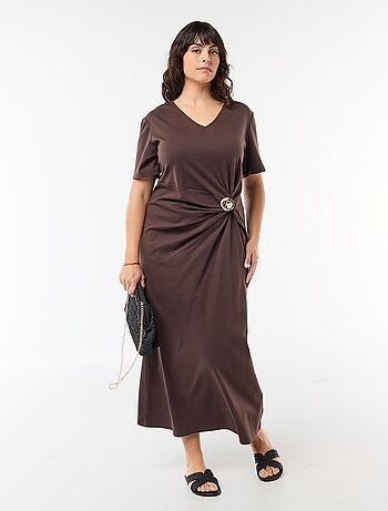 Abito lungo plissettato con gioiello dorato