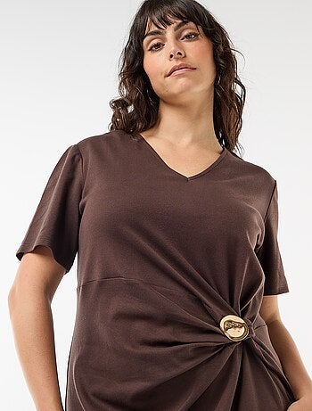 Abito lungo plissettato con gioiello dorato