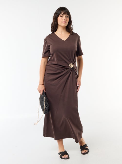 Abito lungo plissettato con gioiello dorato - Kiabi