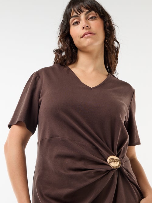 Abito lungo plissettato con gioiello dorato - Kiabi