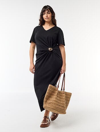 Abito lungo plissettato con gioiello dorato