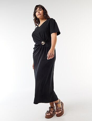 Abito lungo plissettato con gioiello dorato