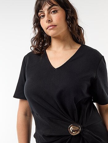 Abito lungo plissettato con gioiello dorato