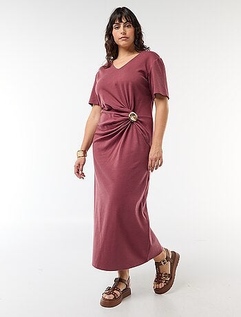 Abito lungo plissettato con gioiello dorato