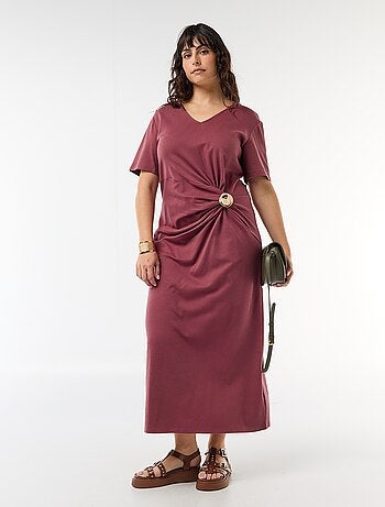 Abito lungo plissettato con gioiello dorato