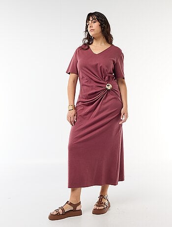 Abito lungo plissettato con gioiello dorato