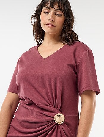 Abito lungo plissettato con gioiello dorato