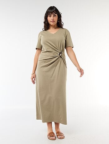 Abito lungo plissettato con gioiello dorato