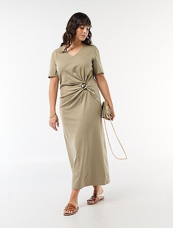 Abito lungo plissettato con gioiello dorato