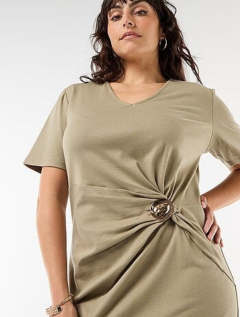 Abito lungo plissettato con gioiello dorato