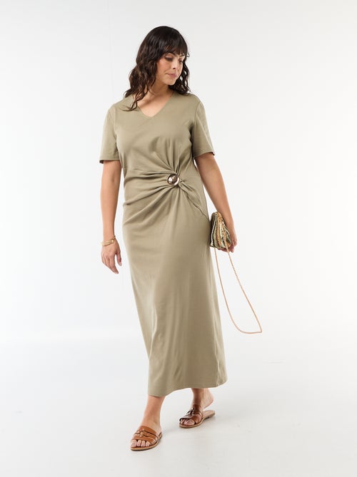 Abito lungo plissettato con gioiello dorato - Kiabi