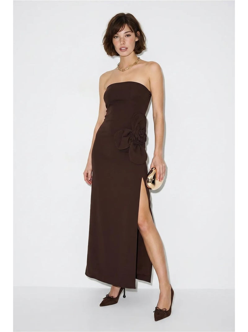 Abito lungo senza spalline con spacchi e accessori floreali lucci Marrone cioccolato - Kiabi