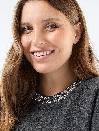 Abito maglione in maglia pesante con strass al collo