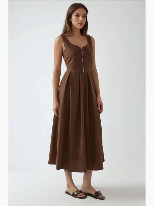 Abito maxi a linea a con girocollo e zip hiccup - Kiabi Abito maxi a linea a con girocollo e zip hiccup - Kiabi