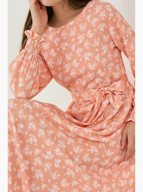 Abito maxi con stampa floreale, maniche lunghe e cintura hiccup - Kiabi Abito maxi con stampa floreale, maniche lunghe e cintura hiccup - Kiabi