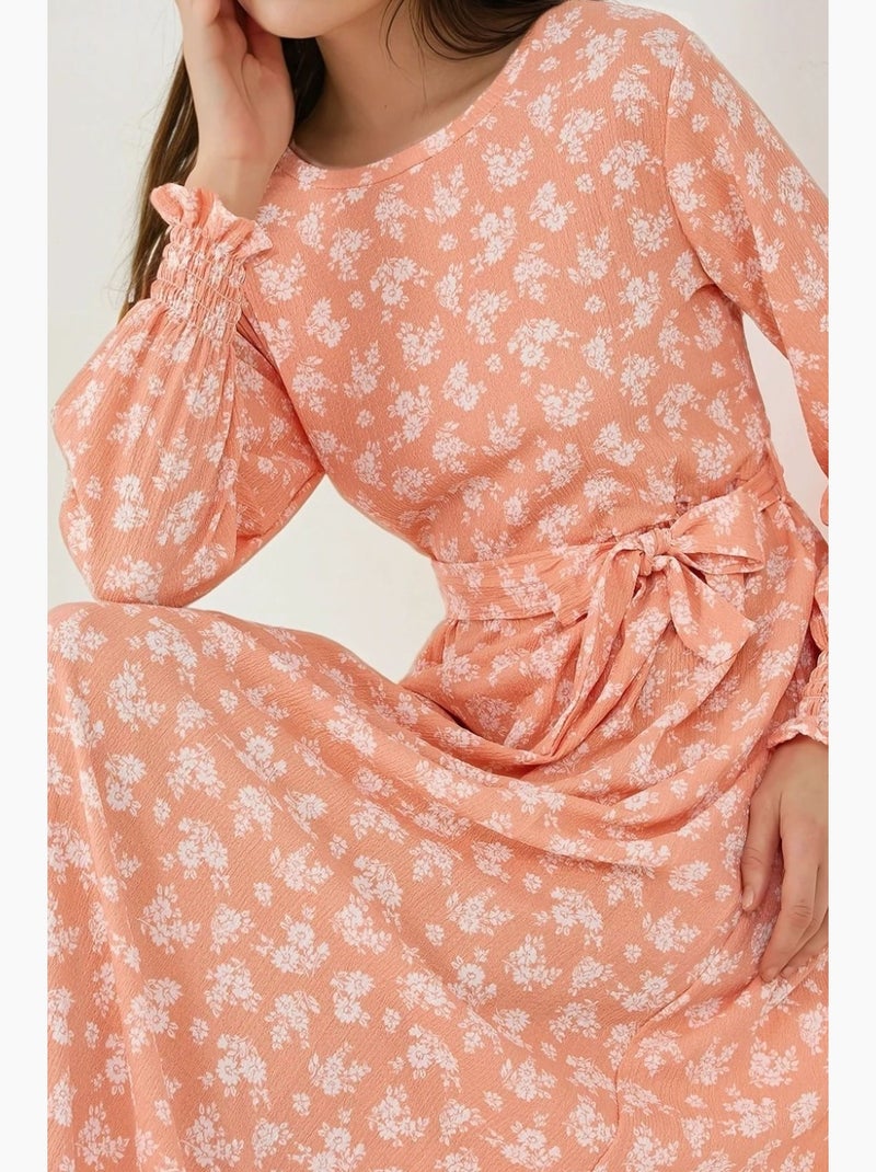 Abito maxi con stampa floreale, maniche lunghe e cintura hiccup Rosa - Kiabi