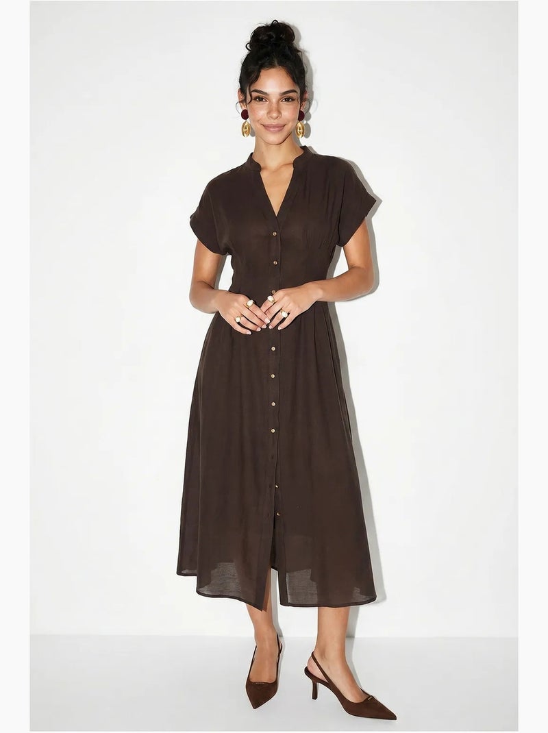 Abito midi a linea a con scollo a v e bottoni lucci Marrone cioccolato - Kiabi